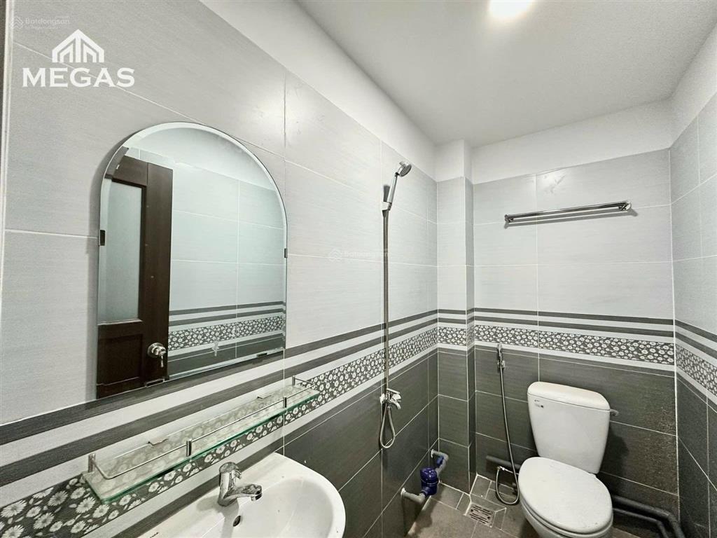 Studio cửa sổ trời, có sân rộng ngay đường dương quảng hàm, cách văn lang cs3 5 phút
