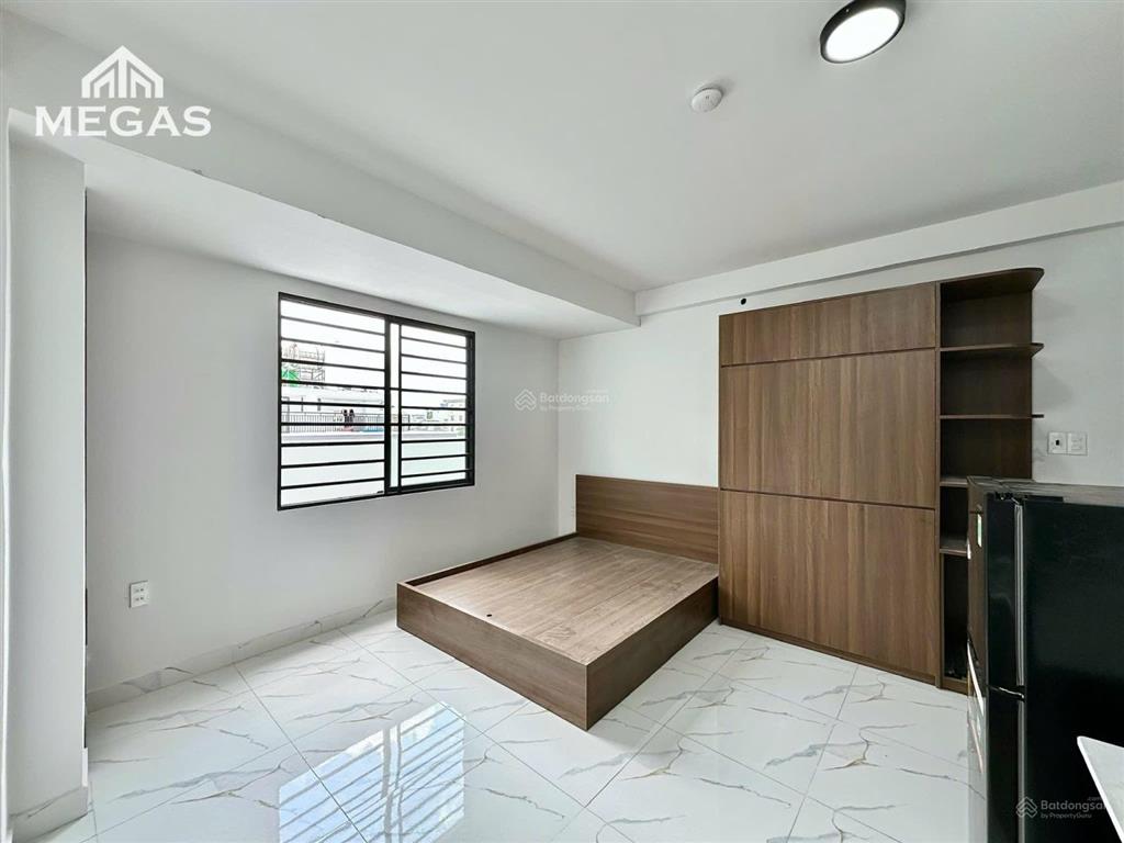 Studio cửa sổ trời, có sân rộng ngay đường dương quảng hàm, cách văn lang cs3 5 phút