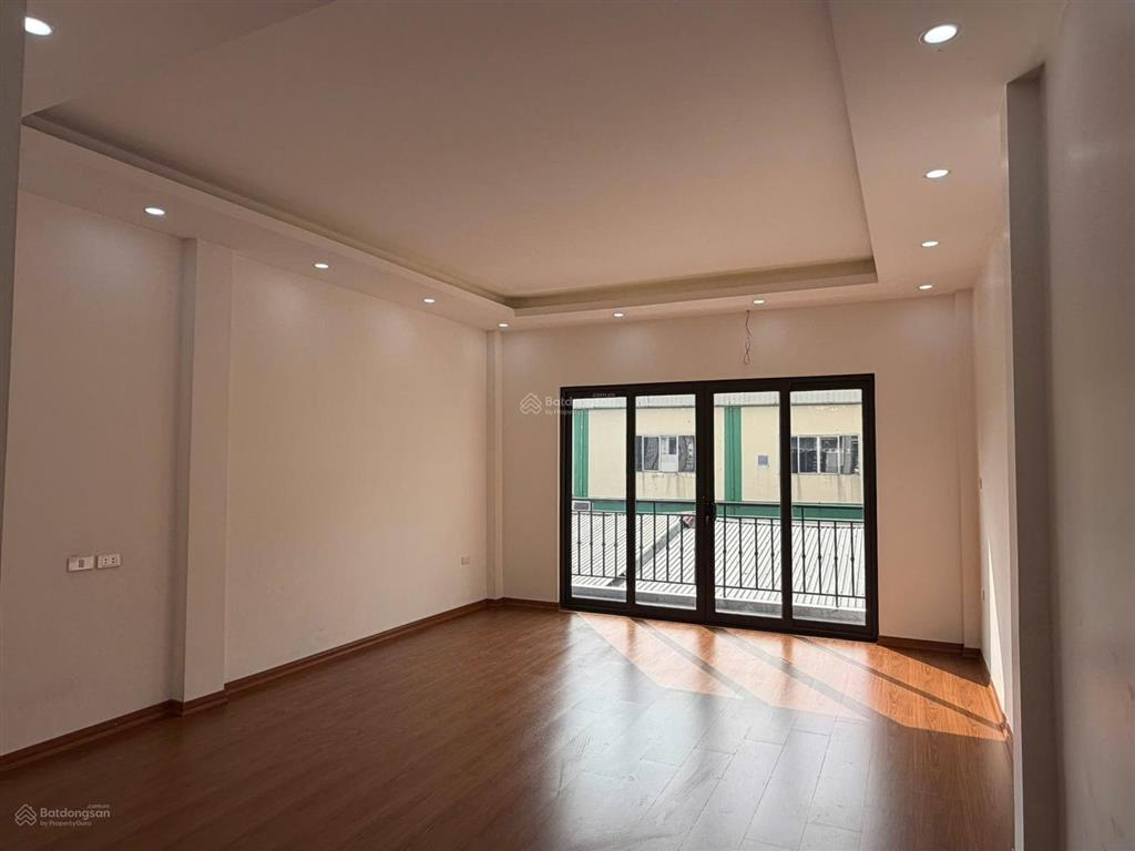 Bán nhà ngay sau bến xe nước ngầm dt 50m2 x 6 tầng ô tô đỗ vào nhà, thang máy, giá 18 tỷ