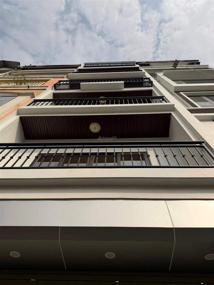 Bán nhà ngay sau bến xe nước ngầm dt 50m2 x 6 tầng ô tô đỗ vào nhà, thang máy, giá 18 tỷ