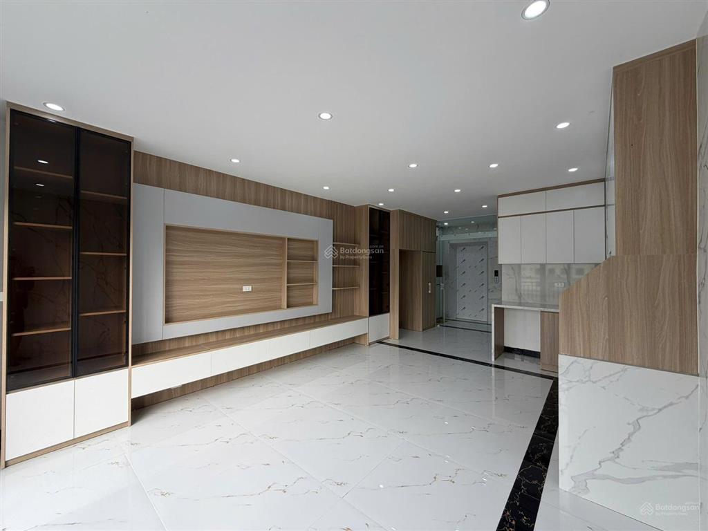 Bán nhà ngay sau bến xe nước ngầm dt 50m2 x 6 tầng ô tô đỗ vào nhà, thang máy, giá 18 tỷ