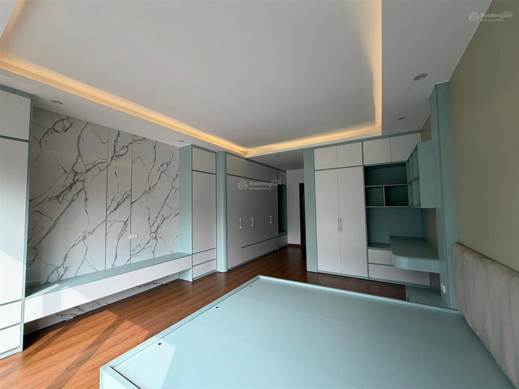 Bán nhà ngay sau bến xe nước ngầm dt 50m2 x 6 tầng ô tô đỗ vào nhà, thang máy, giá 18 tỷ