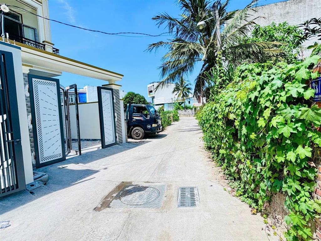 Nhân  nhà 3 tầng mới xây đường cầu bè.