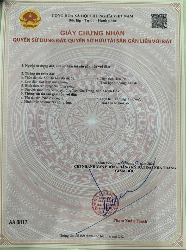 Nhân  nhà 3 tầng mới xây đường cầu bè.