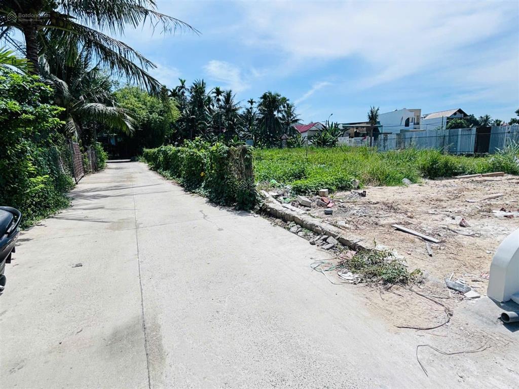 Nhân  nhà 3 tầng mới xây đường cầu bè.