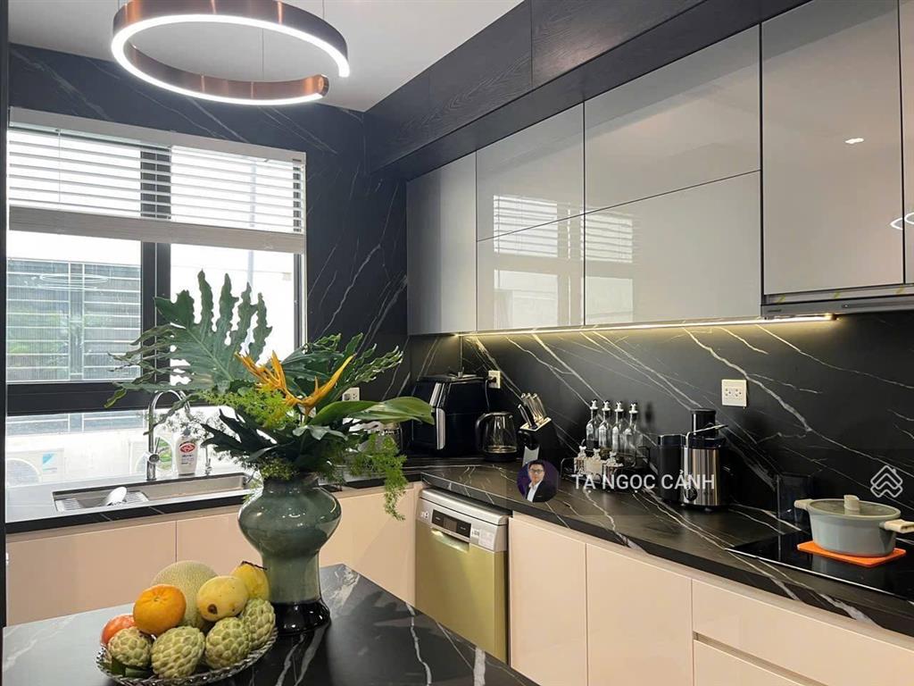 Bán nhanh căn liền kề full nội thất đẹp, giá chỉ nhỉnh 2x tỷ