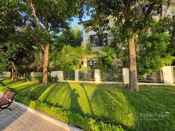 Biệt thự 232m², mặt đường long cảnh tây.