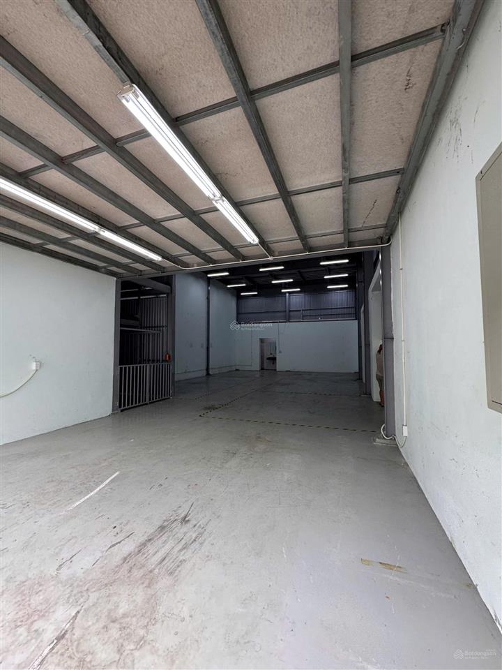 Em phúc cho thuê kho, nhà xưởng 230m2 tại xã đa tốn, giá tốt chỉ 15 triệu vnd/tháng