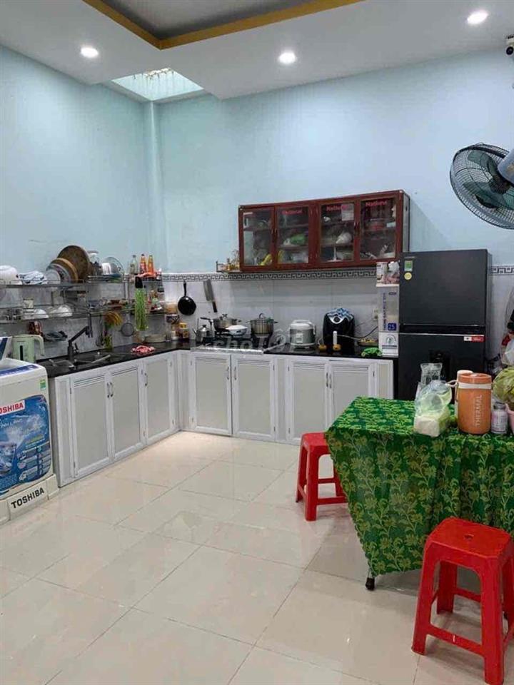 cần tiền bán gấp nhà 1 trệt 1 lầu đường xe hơi