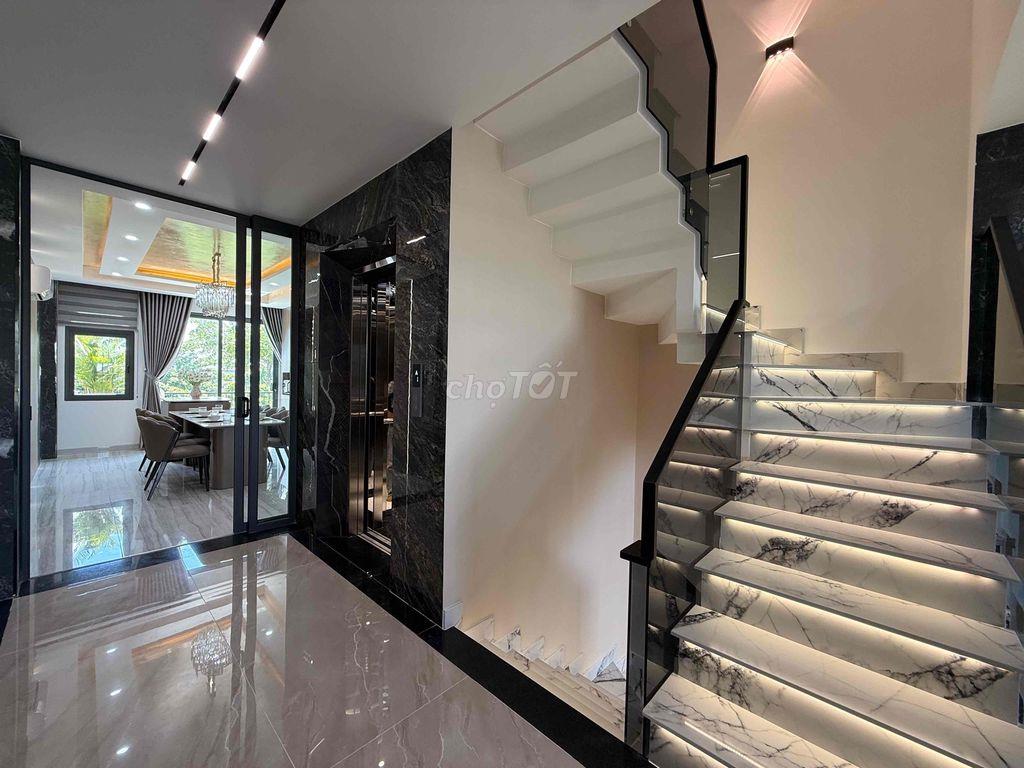 NHÀ PHỐ CÓ THANG MÁY. 6 phòng ngủ , hơn 70m thổ cư