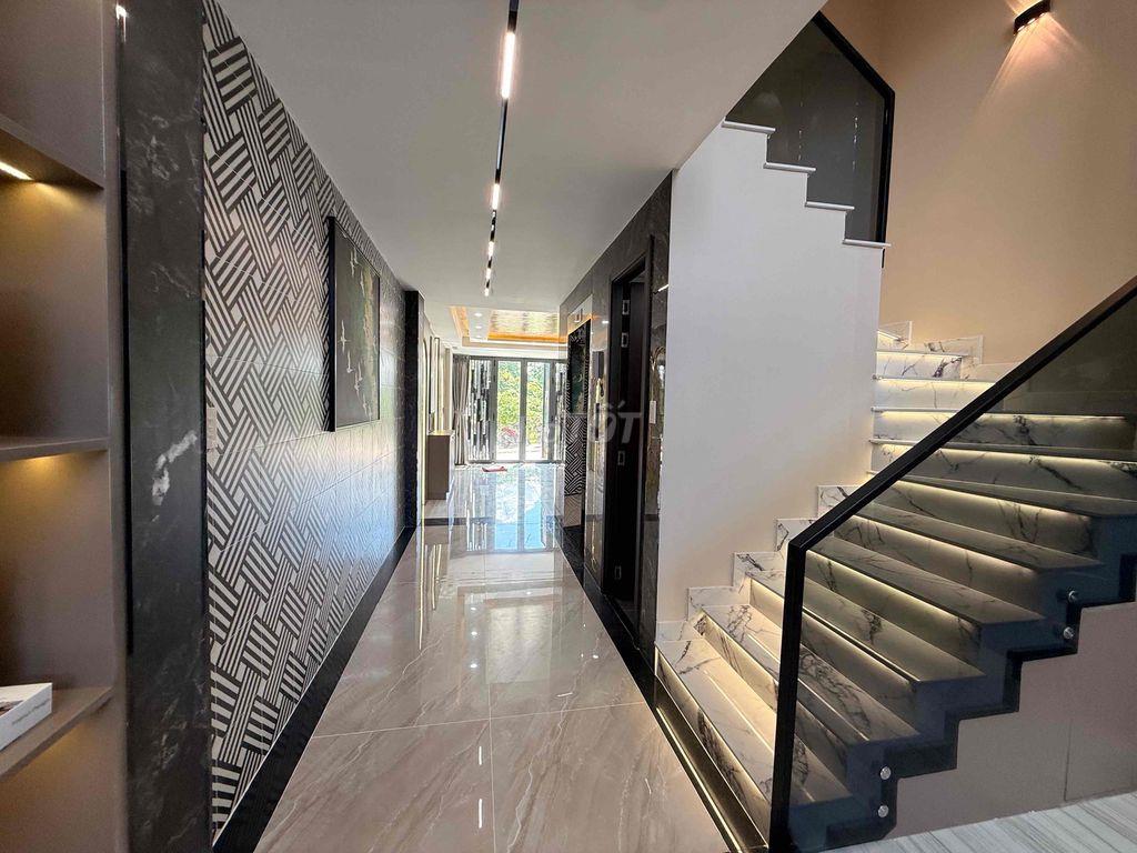 NHÀ PHỐ CÓ THANG MÁY. 6 phòng ngủ , hơn 70m thổ cư