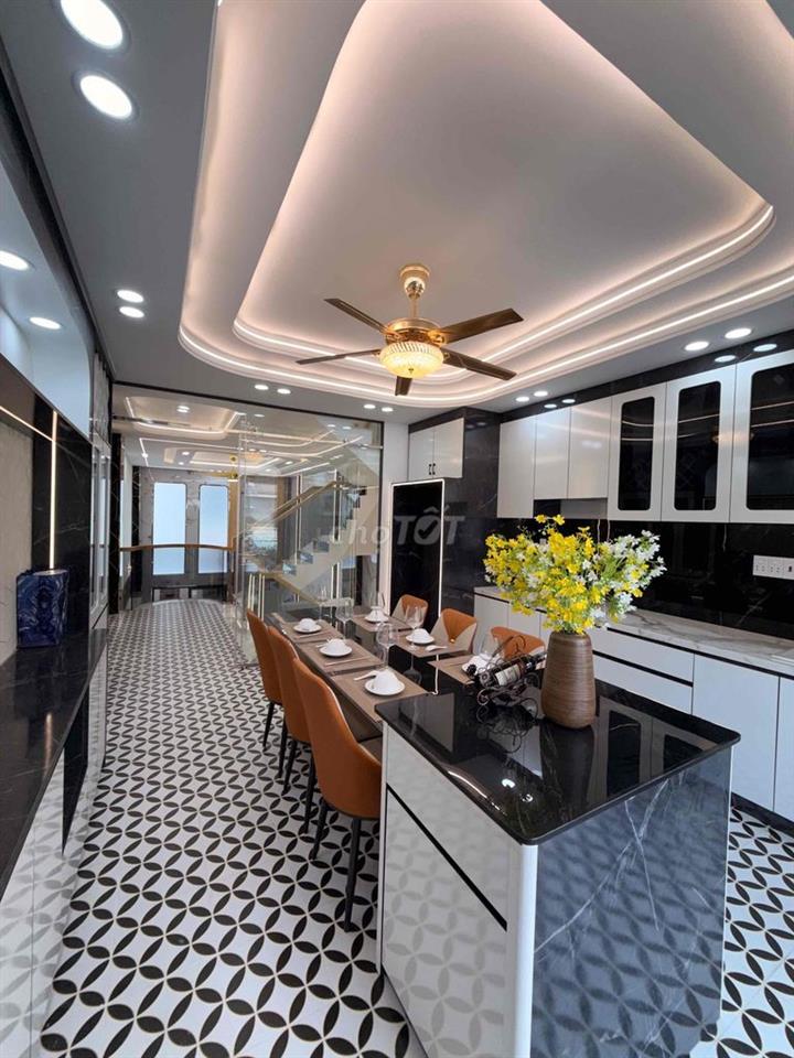 NHÀ PHỐ XÂY MỚI NGAY NGÃ TƯ GA CÓ Ô CHỜ THANG MÁY