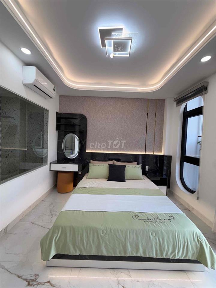 NHÀ PHỐ XÂY MỚI NGAY NGÃ TƯ GA CÓ Ô CHỜ THANG MÁY