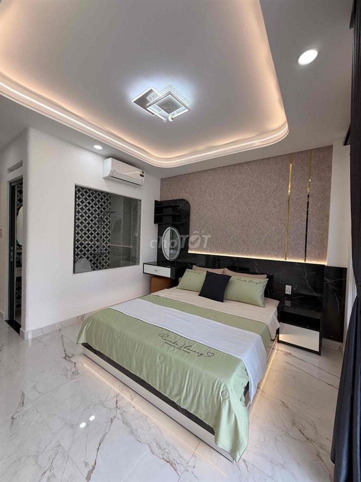 NHÀ PHỐ XÂY MỚI NGAY NGÃ TƯ GA CÓ Ô CHỜ THANG MÁY