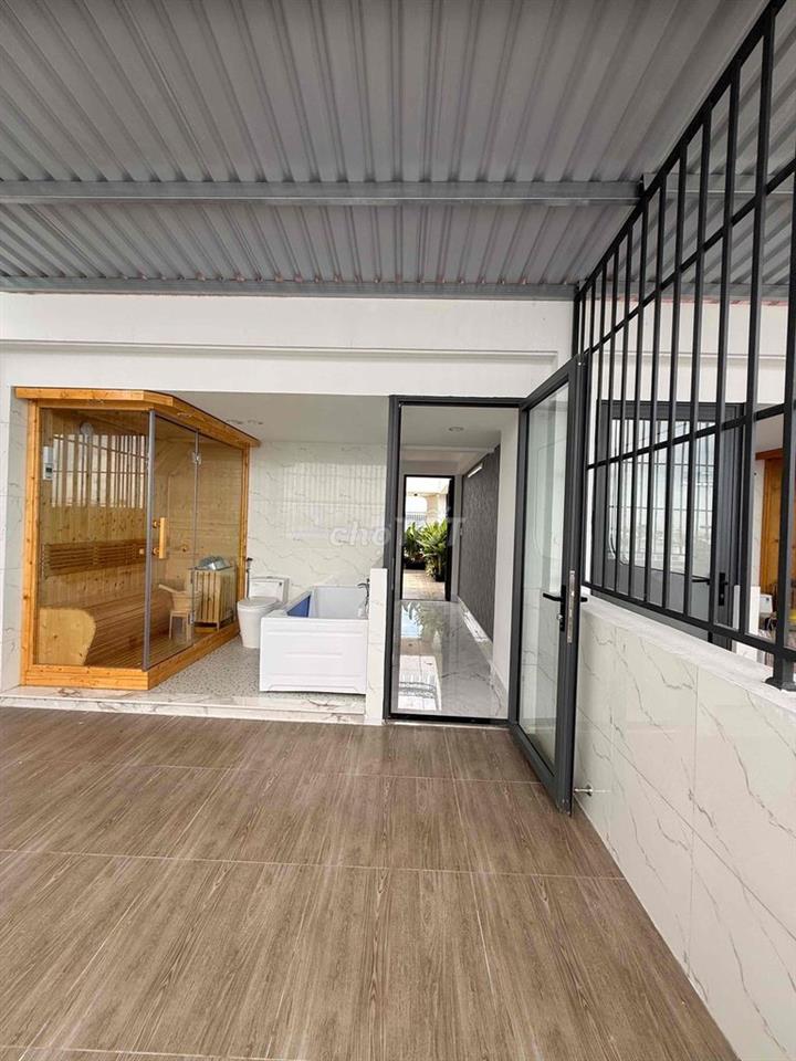 NHÀ PHỐ XÂY MỚI NGAY NGÃ TƯ GA CÓ Ô CHỜ THANG MÁY