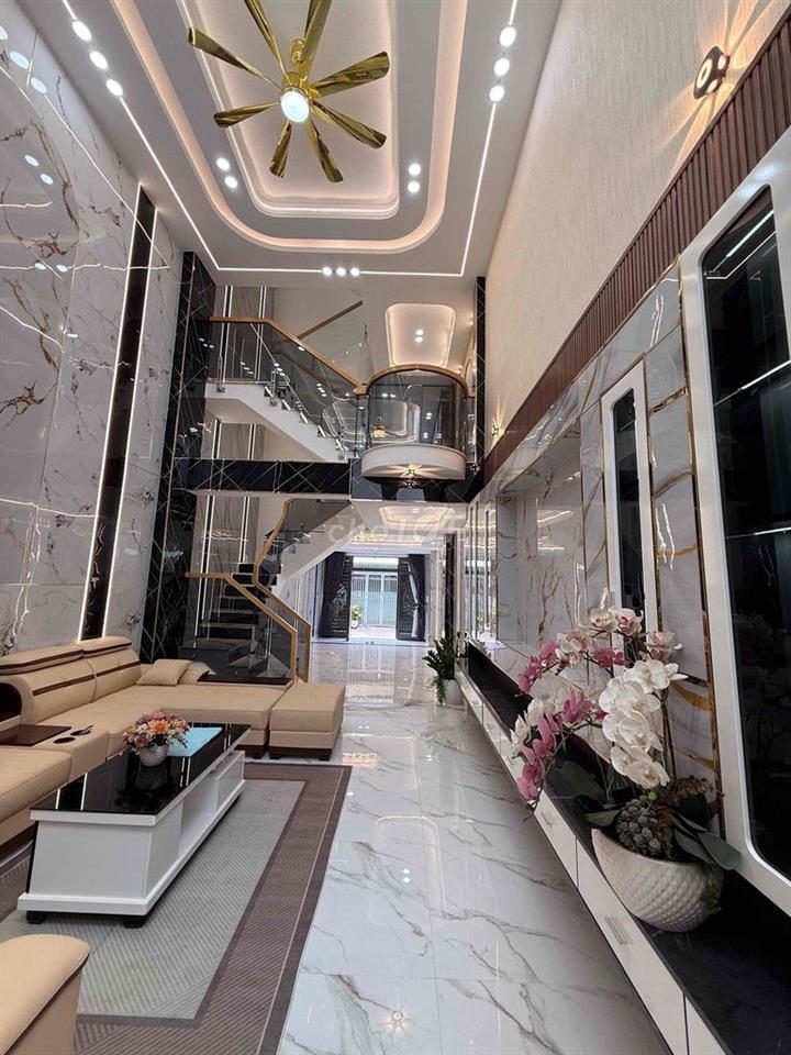 NHÀ PHỐ XÂY MỚI NGAY NGÃ TƯ GA CÓ Ô CHỜ THANG MÁY