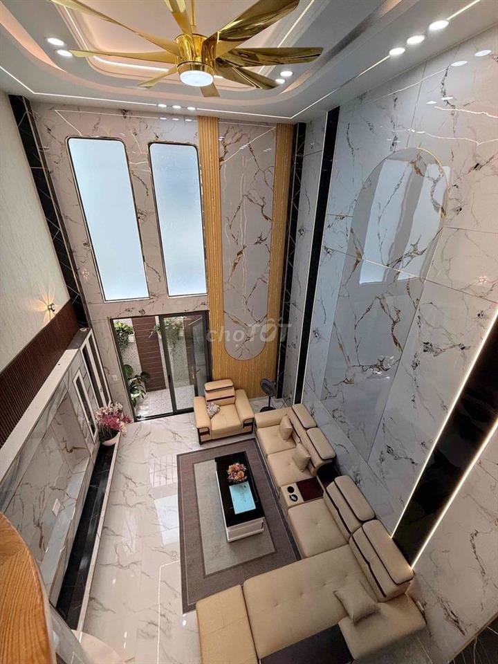 NHÀ PHỐ XÂY MỚI NGAY NGÃ TƯ GA CÓ Ô CHỜ THANG MÁY