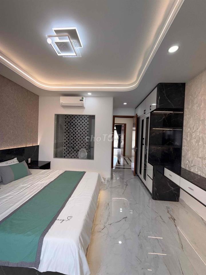 NHÀ PHỐ XÂY MỚI NGAY NGÃ TƯ GA CÓ Ô CHỜ THANG MÁY