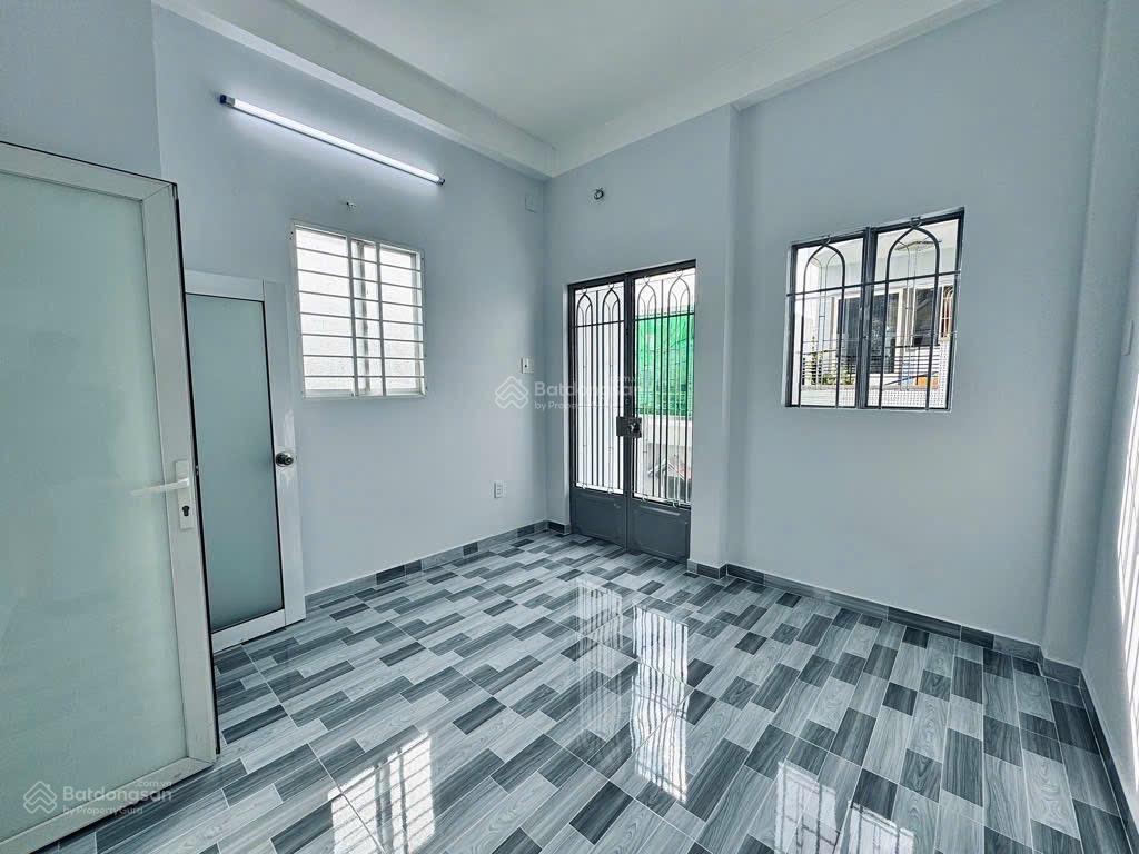 Quận 11, nhà lạc long quân, p3, đường xe tải thông, nhà mới, nhỏ nhỏ mà kinh doanh được, giá tốt