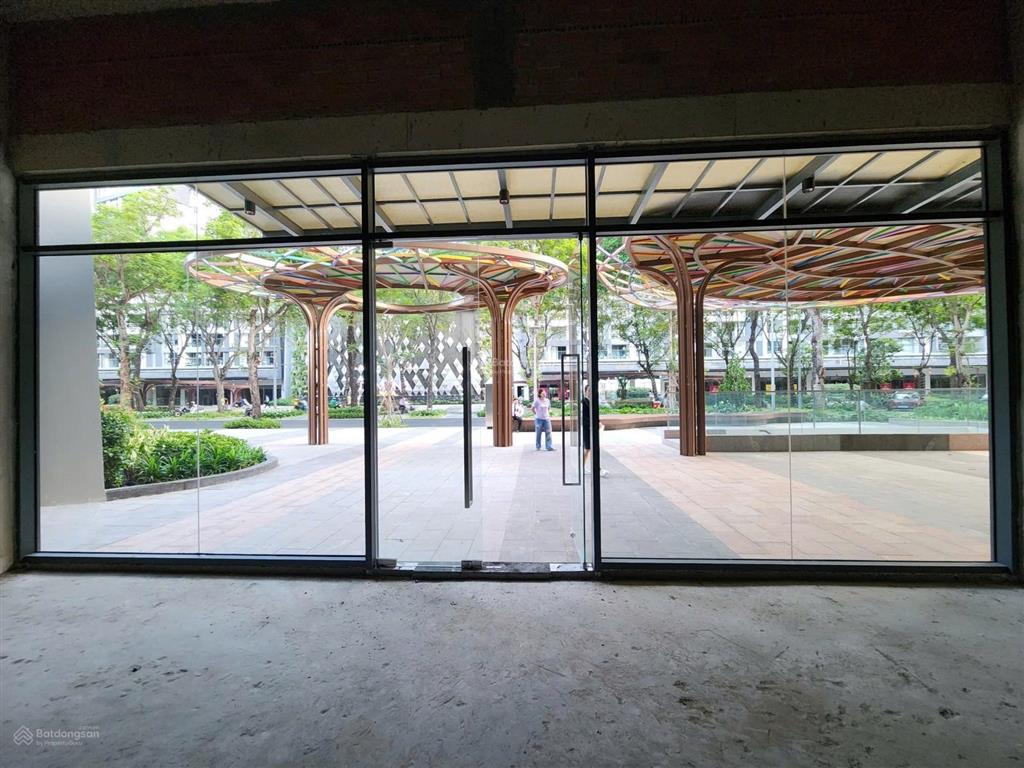 Cho thuê shophouse ngay thác nước celadon city giá thuê 90tr/ tháng  nhận nhà kinh doanh luôn