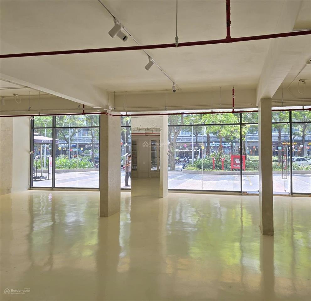 Cho thuê shophouse ngay thác nước celadon city giá thuê 90tr/ tháng  nhận nhà kinh doanh luôn
