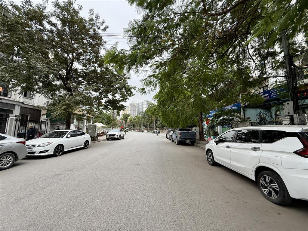 Bán lk athenafulland 75m2 mặt đường 21m kinh doanh sầm uất, cho thuê 40tr/tháng. giá 31 tỷ