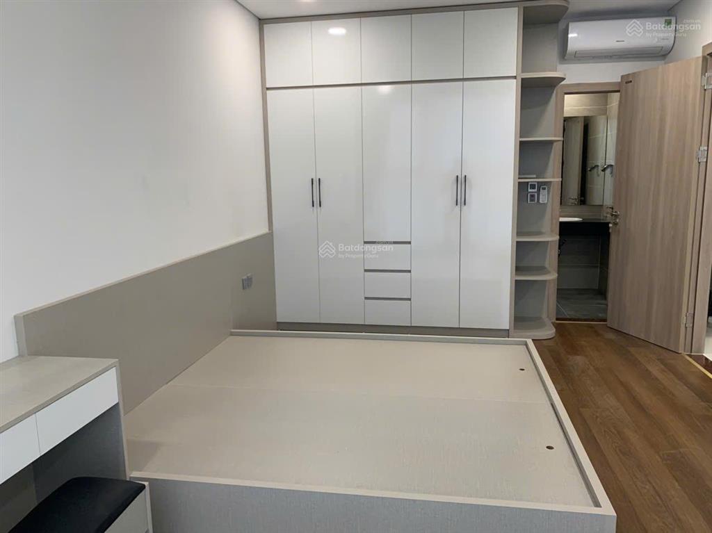 Cho thuê căn hộ 102m2(3pn2vs) hướng đn đã có đầy đủ nt. cách cầu long biên 3km. vào ở ngay, 15tr/th