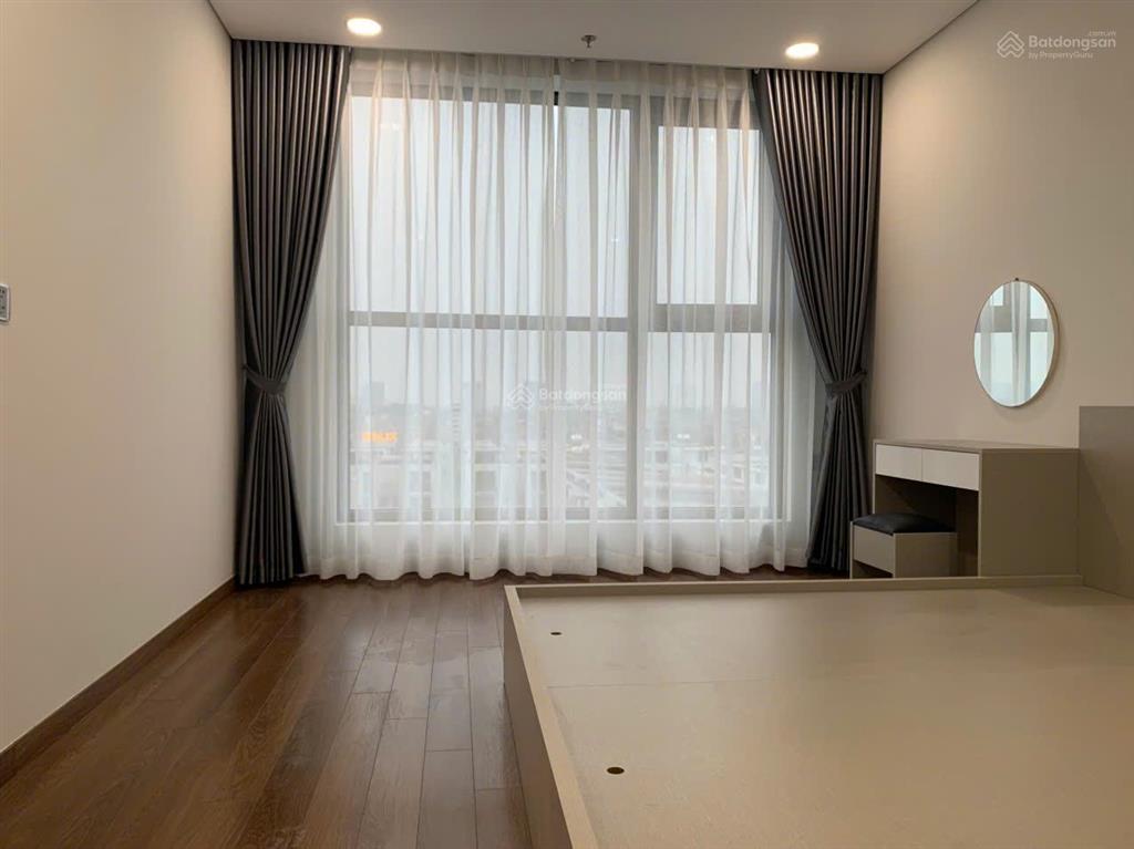 Cho thuê căn hộ 102m2(3pn2vs) hướng đn đã có đầy đủ nt. cách cầu long biên 3km. vào ở ngay, 15tr/th