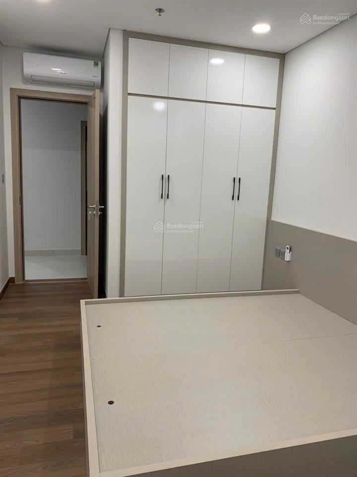 Cho thuê căn hộ 102m2(3pn2vs) hướng đn đã có đầy đủ nt. cách cầu long biên 3km. vào ở ngay, 15tr/th
