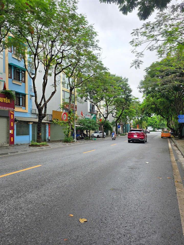 Bán 83.5m đất đấu giá việt hưng đường 13,5m vị trí trung tâm, giá 24.x tỷ