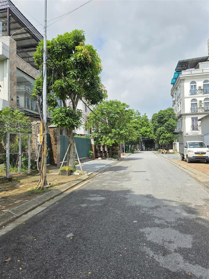 Bán 175m2 đất đấu giá sài đồng, mặt tiền 8.6m, ở và kinh doanh, giá 37.5 tỷ, đường to ô tô tránh