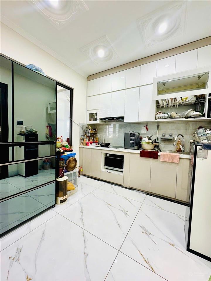 Nhà 50m x 6 tầng phố thanh am  long biên, 2 mặt thoáng, đường 10m, thang máy  ở và kinh doanh