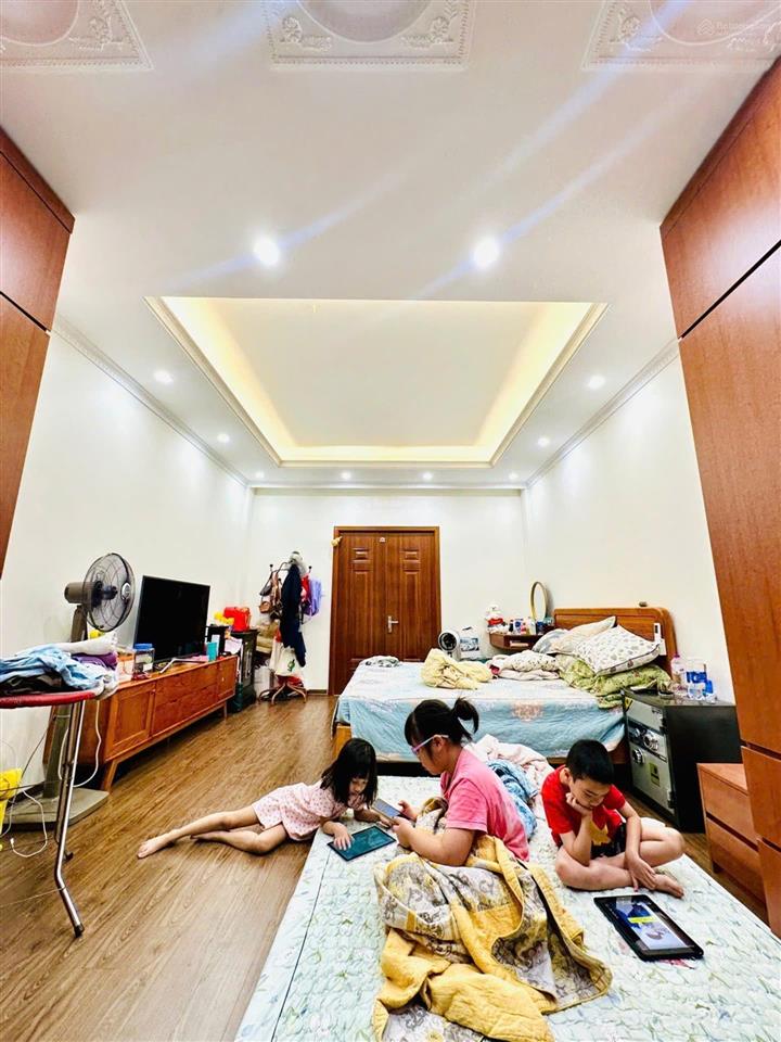 Nhà 50m x 6 tầng phố thanh am  long biên, 2 mặt thoáng, đường 10m, thang máy  ở và kinh doanh