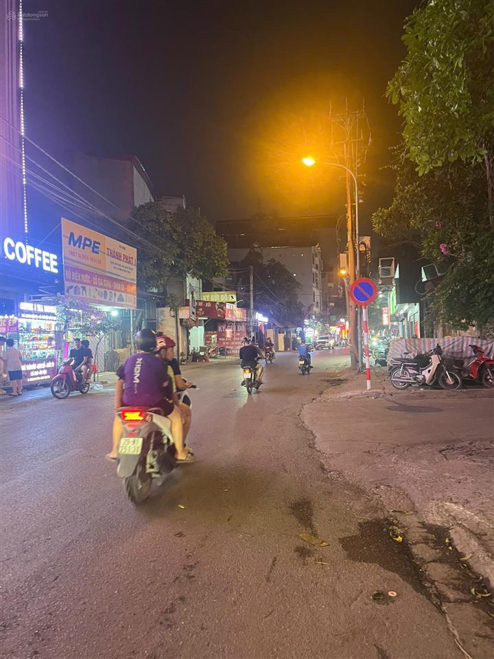Bán nhà mặt phố kinh doanh trâu quỳ, giá thỏa thuận, 95m2, mặt tiền 6m, kinh doanh siêu đẹp.