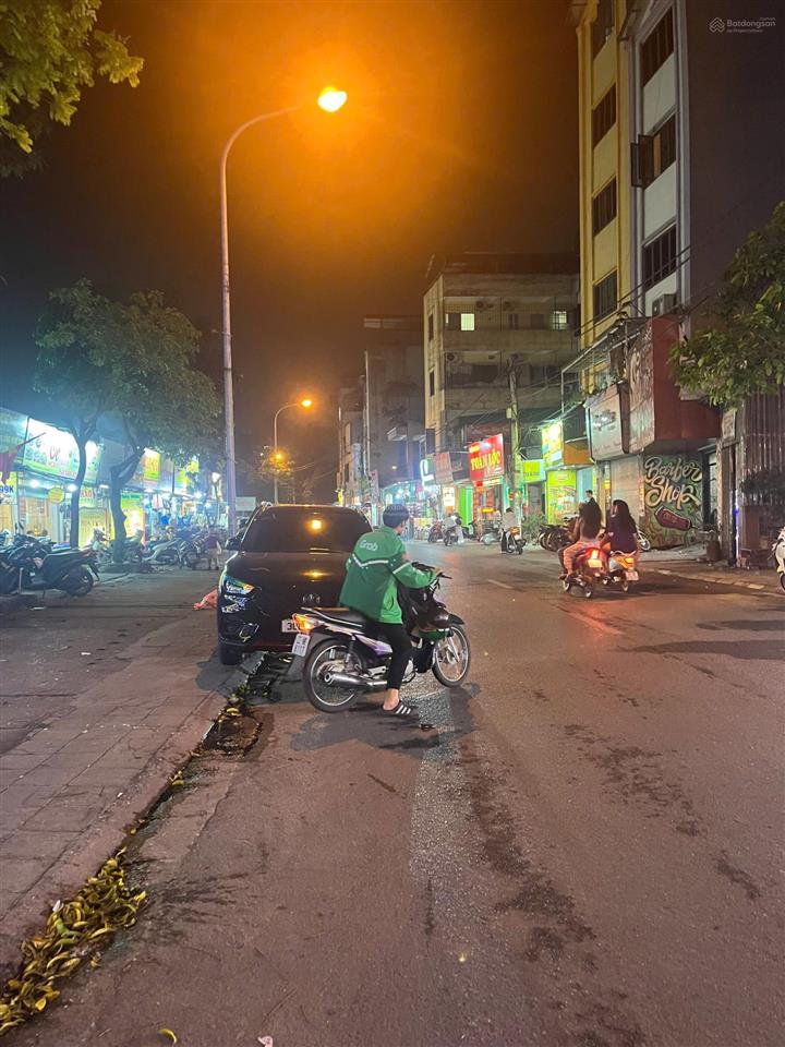Bán nhà mặt phố kinh doanh trâu quỳ, giá thỏa thuận, 95m2, mặt tiền 6m, kinh doanh siêu đẹp.