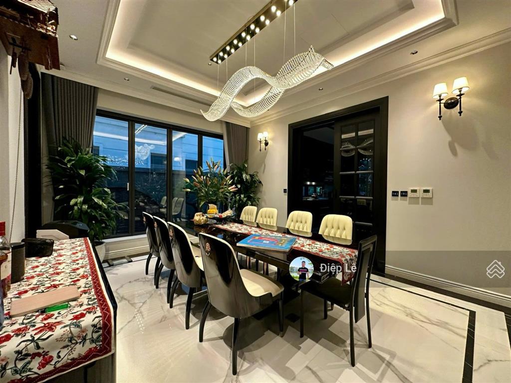 100 tỷ bt hoa sữa 300m2 hoàn thiện đẹp, mặt công viên đỗ xe thoải mái , sông sau liền nhà rất rộng