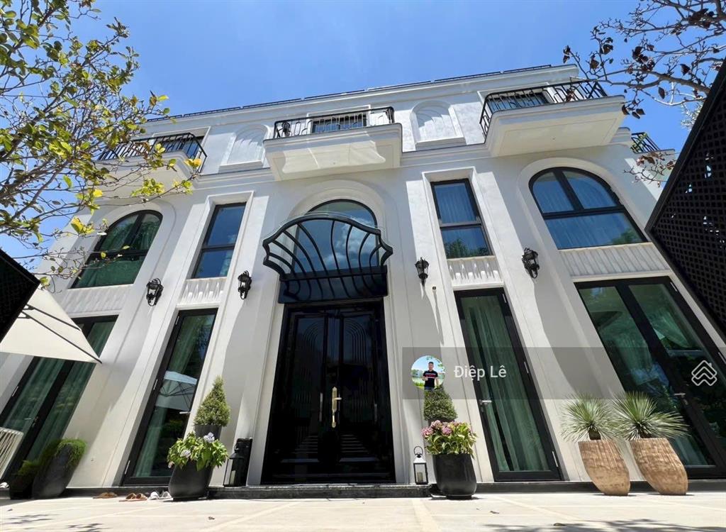 100 tỷ bt hoa sữa 300m2 hoàn thiện đẹp, mặt công viên đỗ xe thoải mái , sông sau liền nhà rất rộng