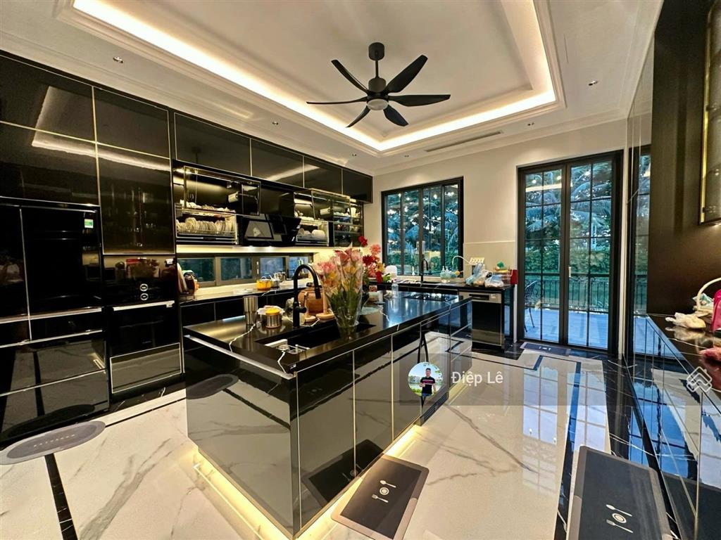 100 tỷ bt riverside 300m2 hoàn thiện đẹp, mặt công viên đỗ xe thoải mái, sông sau liền nhà rất rộng
