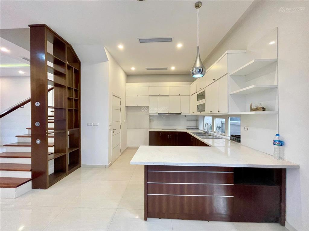 Cho thuê biệt thự liền kề vinhomes riverside không đồ. giá thuê 30tr/tháng