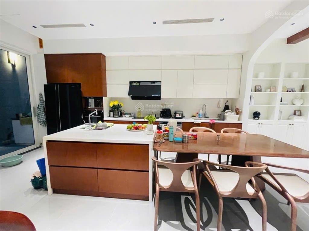 Nhà liền kề 120m2, 4 tầng, 5 phòng ngủ, thang máy, nội thất nhập khẩu siêu sang trọng đt việt hưng