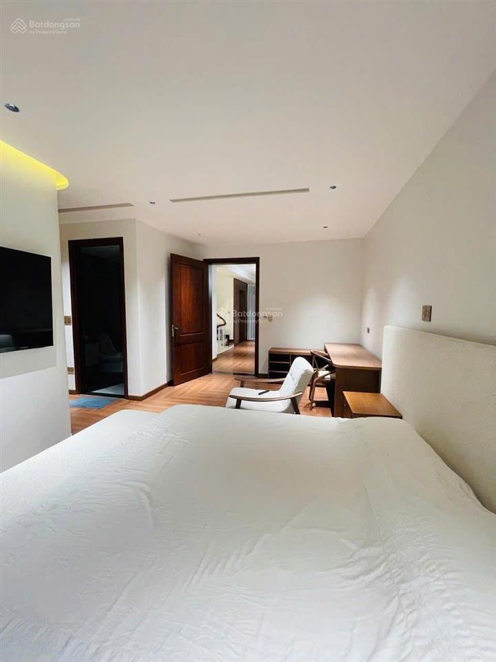 Liền kề mặt phố 120m, 4 tầng, fun nội thất nhập khẩu, thang máy, nhà rất đẹp, 4 ngủ, view cực đẹp