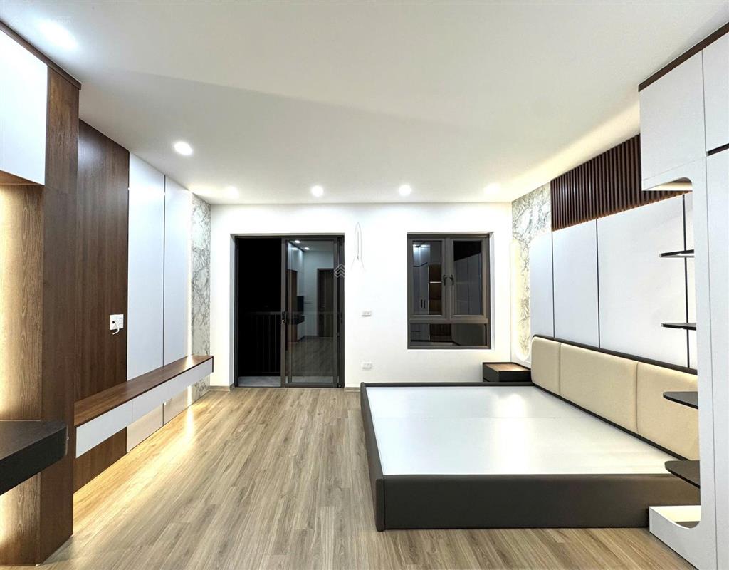 Giảm 500 triệu nhà đẹp 5 tầng 3 ngủ 3wc, fun nội thất đẹp xịn, oto cách nhà 30m, phúc lợi