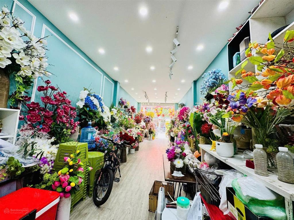 Nhà 30m2, 2,5 tầng mặt phố hàng giấy cần bán