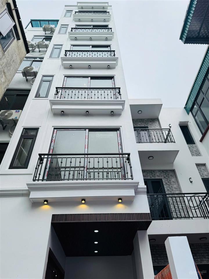 Nhà đẹp 6 tầng 4 phòng ngủ, thang máy, ô tô kia đỗ cửa, cách phố chính vài bước chân