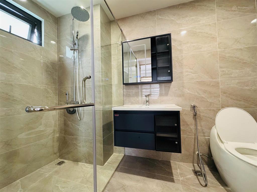 Nhà đẹp 6 tầng 4 phòng ngủ, thang máy, ô tô kia đỗ cửa, cách phố chính vài bước chân