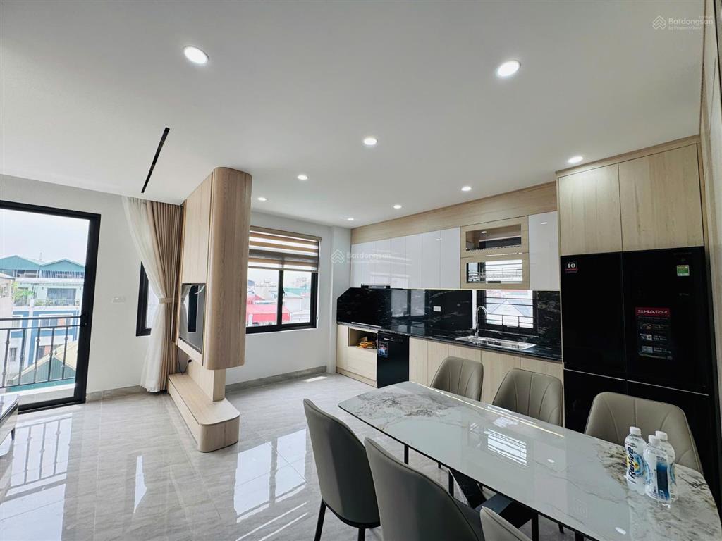 Nhà đẹp 6 tầng 4 phòng ngủ, thang máy, ô tô kia đỗ cửa, cách phố chính vài bước chân