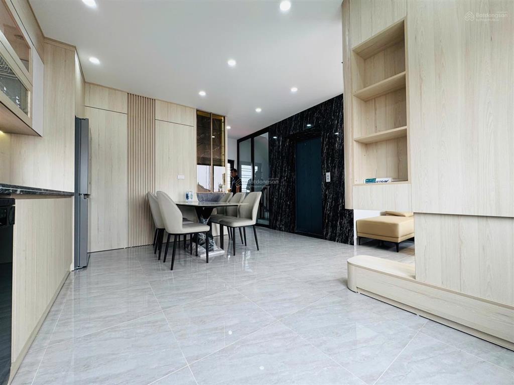 Nhà đẹp 6 tầng 4 phòng ngủ, thang máy, ô tô kia đỗ cửa, cách phố chính vài bước chân