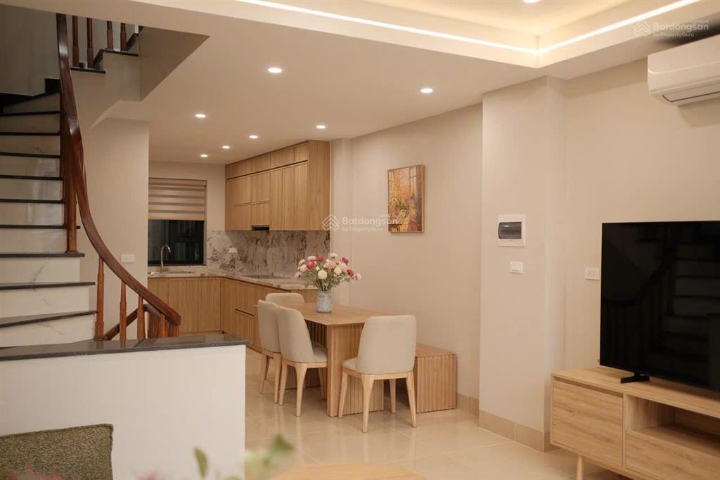 Nhà 4 tầng 70m, 4 phòng ngủ, chuẩn bị ra đường 12,5m (xây đã lùi quy hoạch) lệ mật việt hưng