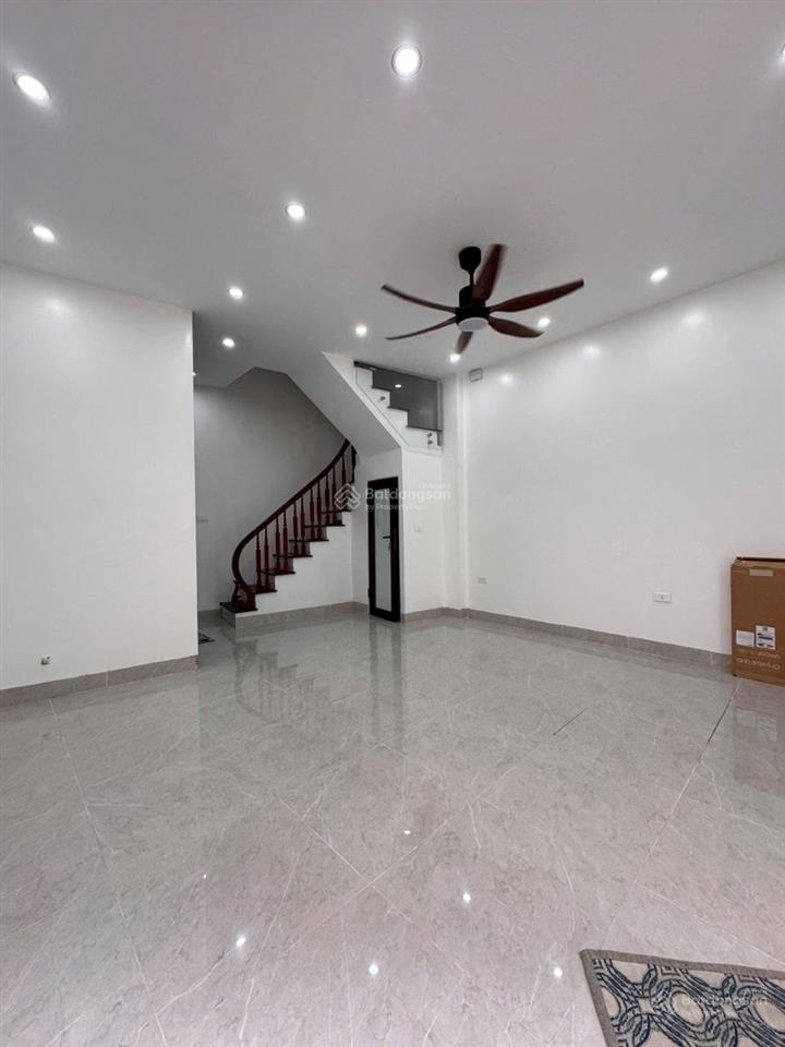 Chỉ 11 tỷ nhà 6 tầng nguyễn văn cừ có gara ô tô + thang máy