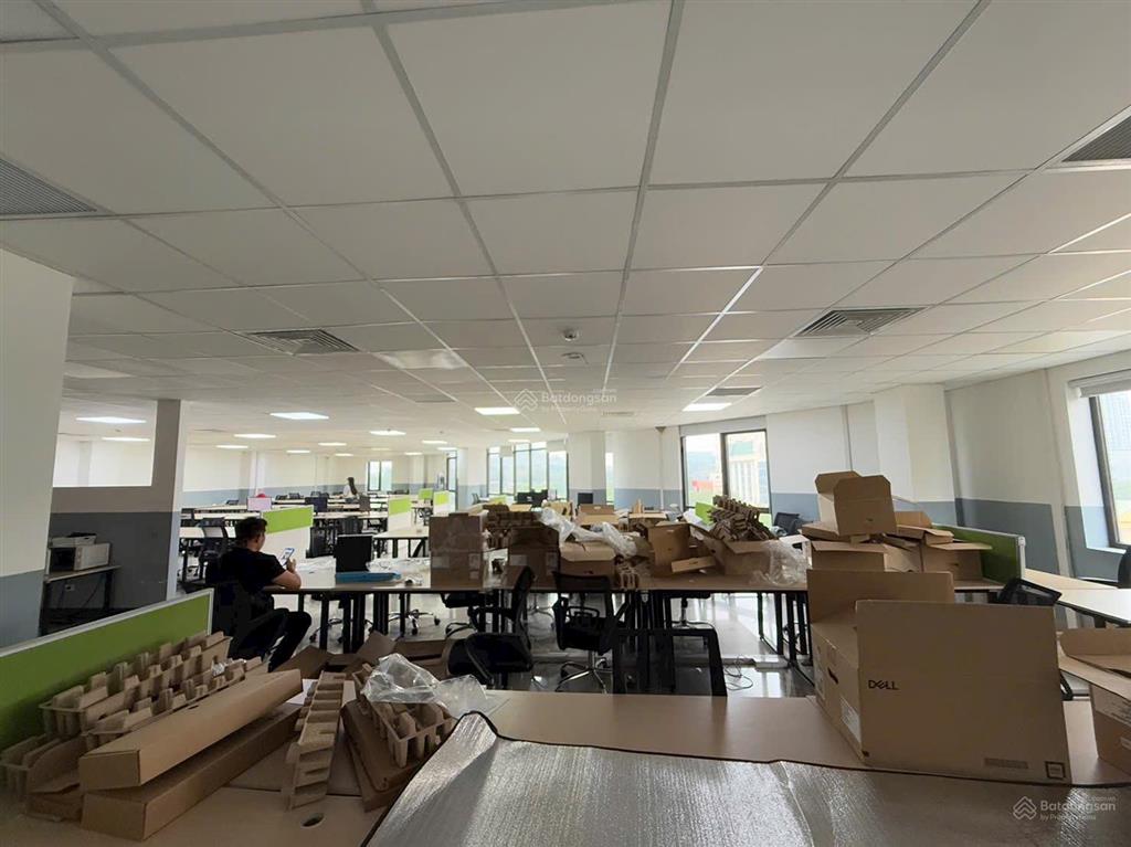 Cho thuê mặt bằng, văn phòng toà mặt phố mạc thái tông  cầu giấy  hà nội. toà 7 tầng 1 hầm